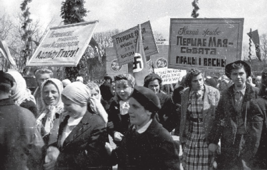 Першамайская дэмантрацыя ў Менску, 1943 год.